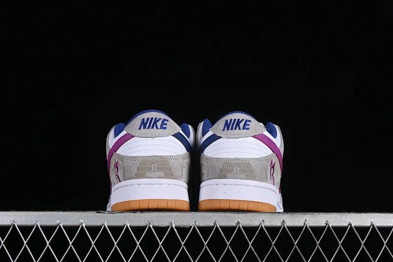 All Categories Nk SB Dunk Series Nk SB Dunk Low Low-top sneakers Cost-effective version Rayssa Leal x Nk SB Dunk Low Brazilian skateboarding goddess joint model SB low-top casual sneakers FZ5251-001